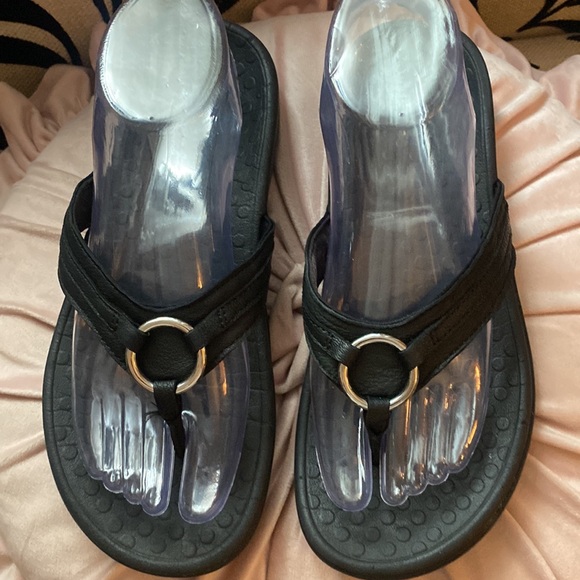 Vionic Shoes - 🎀 Vionic Black & Silver 7 Podiatrist Designed Very comfortable and cute Sandals!